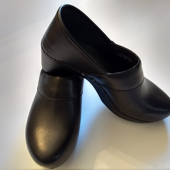 stores that sell dansko shoes